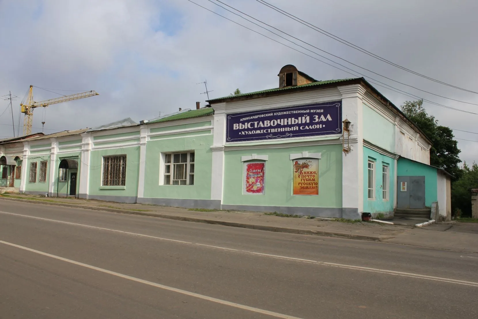 Посетители в экспозиционно-выставочном комплексе